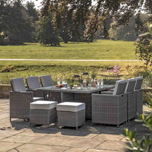 OUTDOOR-DININGSET-684340~1